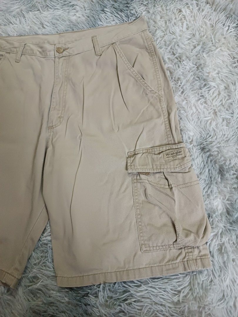 Wrangler Cargo Short (Category: Shorts) located in Mandaluyong City. Submitted by retro.199x (Listing ID 1460362824, Image 2). Description: SIZE 33 ON TAG Waist: 34-35 Length: 22.5 Thigh: 13.5 Leg Opening: 11.5 EXCELLENT CONDITION.