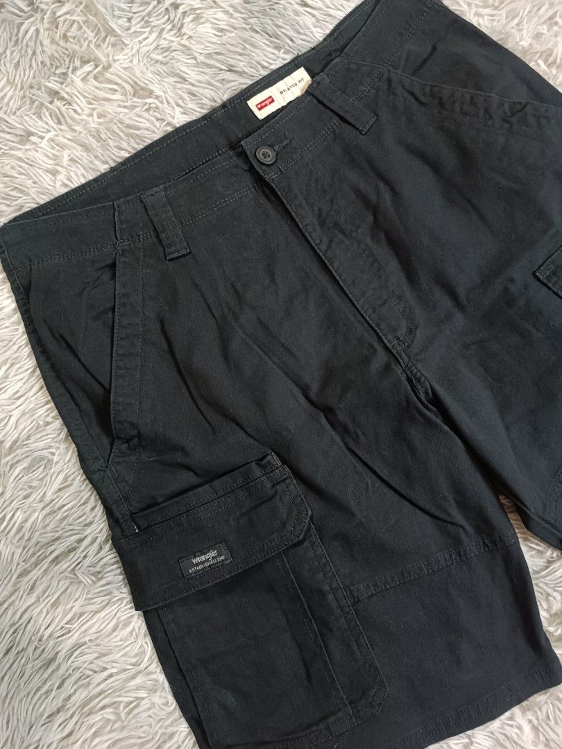 Wrangler Relaxed Fit Cargo Short (Category: Shorts) located in Mandaluyong City. Submitted by retro.199x (Listing ID 1460359955, Image 2). Description: SIZE 34 ON TAG Waist: 34-35 Length: 21 Thigh: 13.5 Leg Opening: 11 EXCELLENT CONDITION.