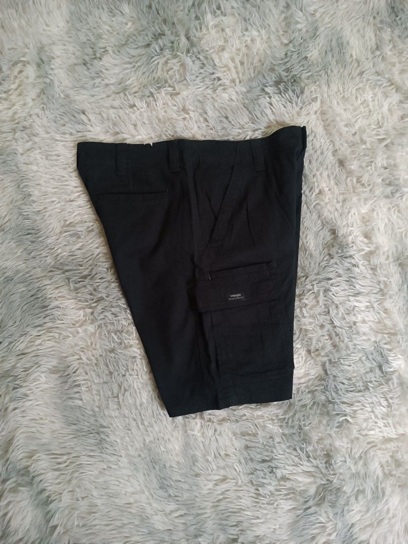 Wrangler Relaxed Fit Cargo Short (Category: Shorts) located in Mandaluyong City. Submitted by retro.199x (Listing ID 1460359955, Image 3). Description: SIZE 34 ON TAG Waist: 34-35 Length: 21 Thigh: 13.5 Leg Opening: 11 EXCELLENT CONDITION.