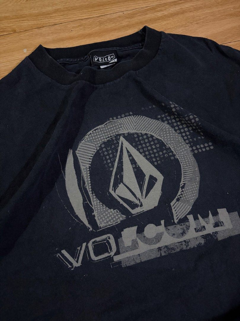 Y2k Volcom long sleeve (Category: Tshirts & Polo Shirts ) located in Paranaque City. Submitted by uw4kk (Listing ID 1460500650, Image 2). Description: Measurements are shown in the photo No issue.