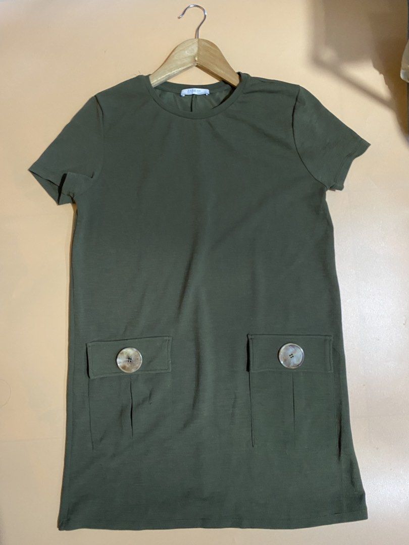 Zara Basic Olive Green Button Pocket T-Shirt Dress (Category: Dresses) located in Talisay. Submitted by ks_things (Listing ID 1460412791, Image 1). Description: - Zara Basic Olive Green T-Shirt Dress - Size: Medium - Features: Two front buttoned pockets, short sleeves - Fit: Relaxed - Style: Casual wear 📍Talisay City, Negros Occidental 💰Mode of payment - Gcash 📦Pick up/ Delivery via J&t ❗️No meet ups.