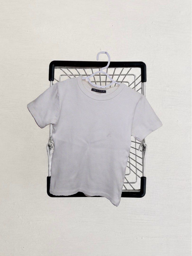 Zara Basic White T-Shirt (Category: Shirts) located in Davao. Submitted by femlueur (Listing ID 1460457632, Image 1). Description: size: small condition: excellent / rarely used fits true to size 📍 location: davao city payment via gcash / bank transfer 📦 shipping available nationwide through j&t, lbc, or your preferred courier 🛵 same-day delivery within davao city via grab or lalamove (shipping fee shouldered by the buyer) shipping fee will be