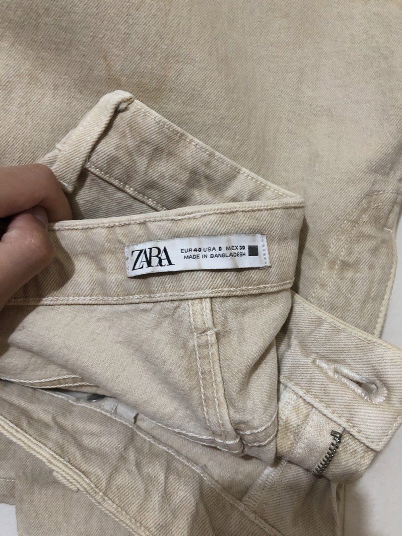 Zara Beige Jeans (Category: Jeans) located in Marikina City. Submitted by cocoypelayo (Listing ID 1460493008, Image 2). Description: - Color: Beige - Size: 8 US - Has a stain on one side.