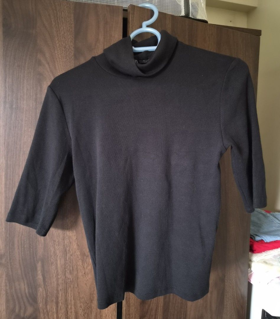 ZARA Black Ribbed Turtleneck (Category: Blouses) located in Taguig. Submitted by nikkiudelp (Listing ID 1460400649, Image 1). Description: - ZARA black ribbed turtleneck top.
