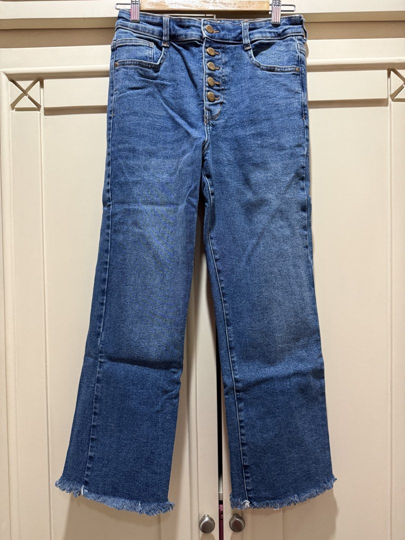 Zara Blue Denim Cropped Flare Jeans with Button Fly (Category: Jeans) located in Caloocan City. Submitted by oceans18 (Listing ID 1460467008, Image 1). Description: - Zara blue denim jeans - Cropped flare style - Frayed hem - Button-up fly - Made in Bangladesh - Size: US 6 / EUR 38.