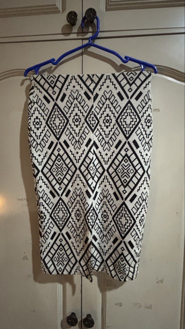 ZARA Geometric Print Pencil Skirt (Category: Skirts) located in Manila. Submitted by daisiestuffph (Listing ID 1460326816, Image 1). Description: - Zara black and white geometric print pencil skirt - Size: S - Features a side slit - Ideal for work or a night out - Fall/Winter collection - Dimension Length 23.5 inches Waist 26-27 inches stretchable.