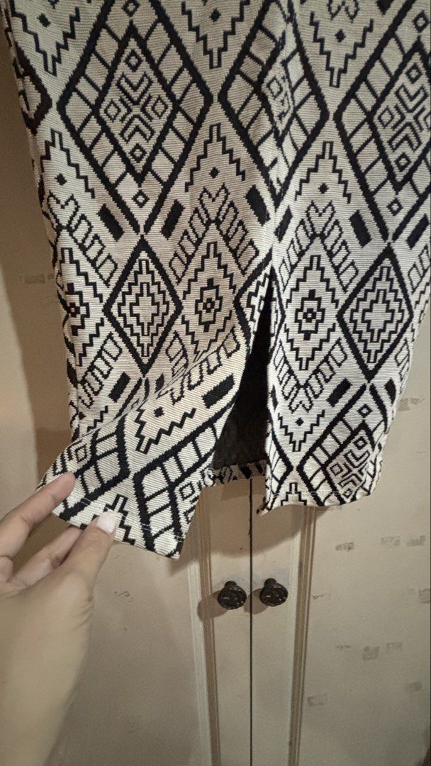 ZARA Geometric Print Pencil Skirt (Category: Skirts) located in Manila. Submitted by daisiestuffph (Listing ID 1460326816, Image 2). Description: - Zara black and white geometric print pencil skirt - Size: S - Features a side slit - Ideal for work or a night out - Fall/Winter collection - Dimension Length 23.5 inches Waist 26-27 inches stretchable.