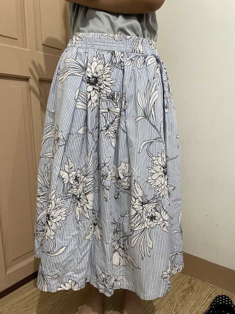 Zara long skirt (Category: Skirts) located in Mandaluyong City. Submitted by h78645 (Listing ID 1460401933, Image 3). Description: Pre-loved item.