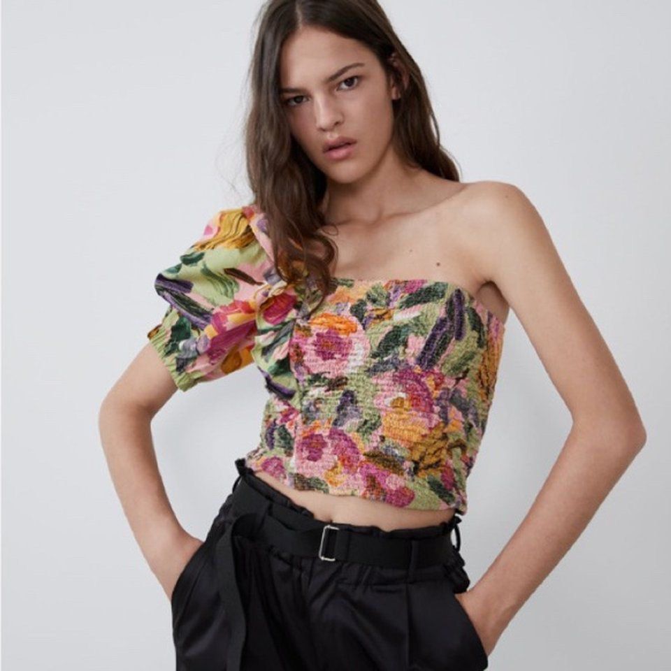 ZARA One Shoulder Ruched Top (Category: Blouses) located in Manila. Submitted by summerstyle.04 (Listing ID 1460416393, Image 1). Description: Small on tag True to size.