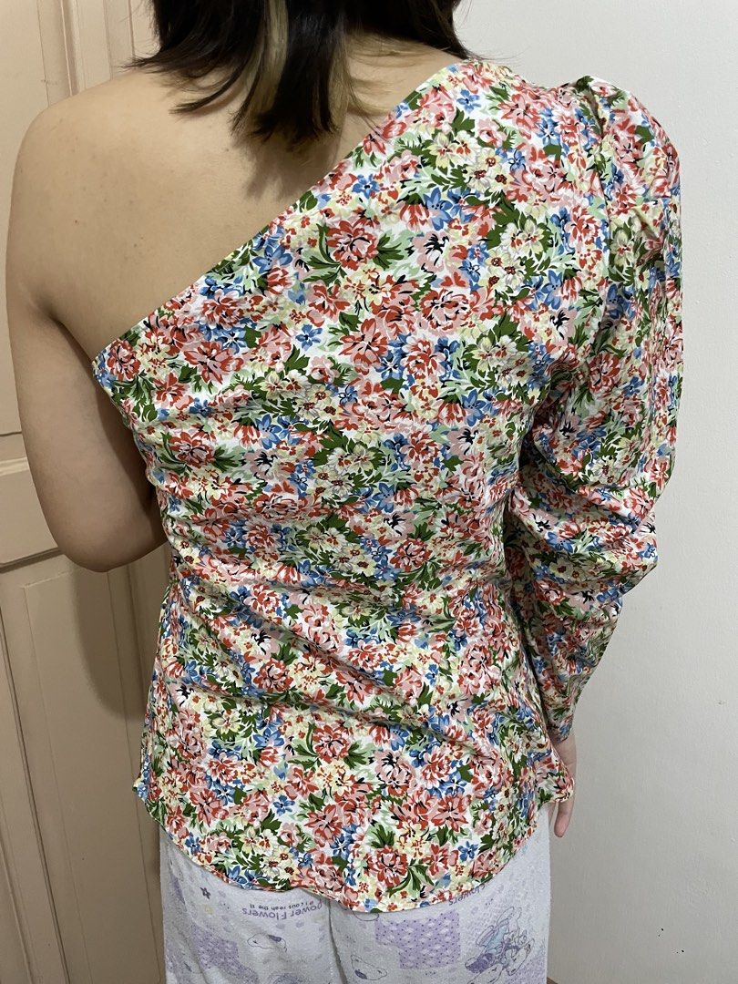 Zara one shoulder top (Category: Blouses) located in Mandaluyong City. Submitted by h78645 (Listing ID 1460400167, Image 2). Description: Pre-loved item.