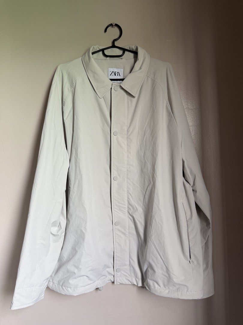 Zara Performance Coach Jacket (Category: Coats, Jackets and Outerwear) located in Makati City. Submitted by nuria.shop (Listing ID 1460481461, Image 1). Description: ✈️ MOVING ABROAD SALE — EVERYTHING MUST GO! 🌍 Decluttering because I’ll be moving abroad soon! 🥹 Selling my things at affordable prices 🙂 ITEM: Zara Performance Coach Jacket PRICE: ₱1399 CONDITION: Preloved DETAILS: Gray Coach Jacket, UV protection, Water Repellent, Wrinkle-Free �