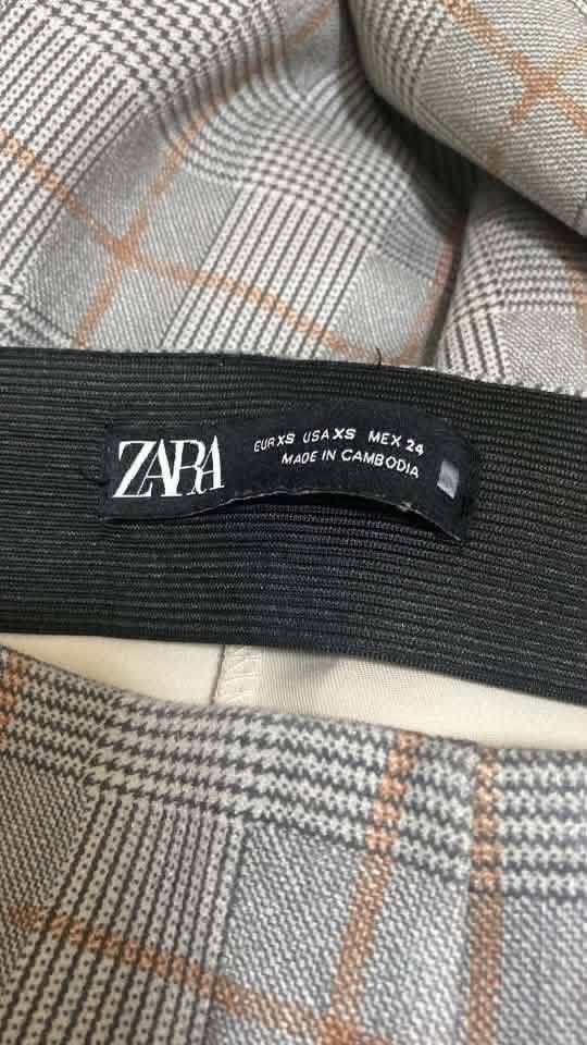 ZARA Plaid Pants (Category: Other Bottoms) located in Manila. Submitted by airamef28.closet (Listing ID 1460420273, Image 2). Description: - ZARA Plaid Pants - Size XS - Elastic waistband for comfort - Versatile: great for casual or dressing up - Comfortable fit.