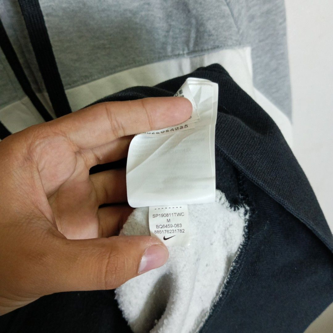 Zip Up Big Swoosh Hoodie (Category: Coats, Jackets and Outerwear) located in Marawi City. Submitted by rajieeee (Listing ID 1460386445, Image 3). Description: Negotiable ‼️ (Please make your offer) Excellent thanks Color rate 9.5/10 or better 21 by 27 Authentic 💯 Washed and ready to wear No issue.