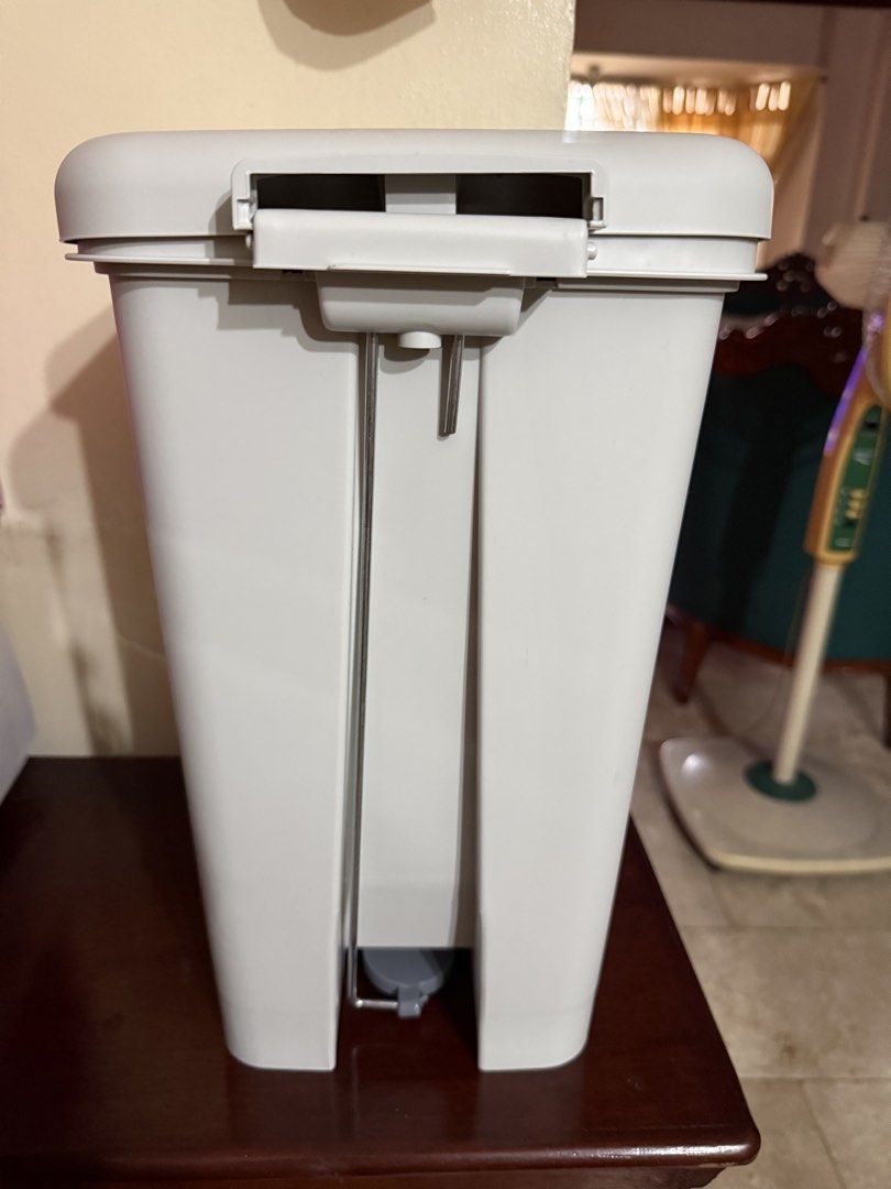 15L Step Pedal Pan (Category: Waste Bins & Bags) located in Bacoor. Submitted by swiftbird-8163bf (Listing ID 1460514431, Image 2). Description: .