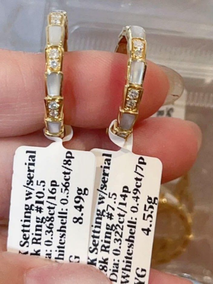 18k HongKong setting gold whiteshell diamond Blvgari ring (Category: Rings) located in Manila. Submitted by bhelgoldseller2ndaccount (Listing ID 1460674885, Image 1). Description: New!!✨New!!✨New!! 18k HongKong setting Gold 11,700/g 💯pawnable/naisasanla 💯with high appraisal rate 💯good investment 💯Direct supplier price 👉OPEN for resellers 🌺please take time to evaluate their actual sizes and grams 👉Best panggift for all occasions ✅ Sold per 