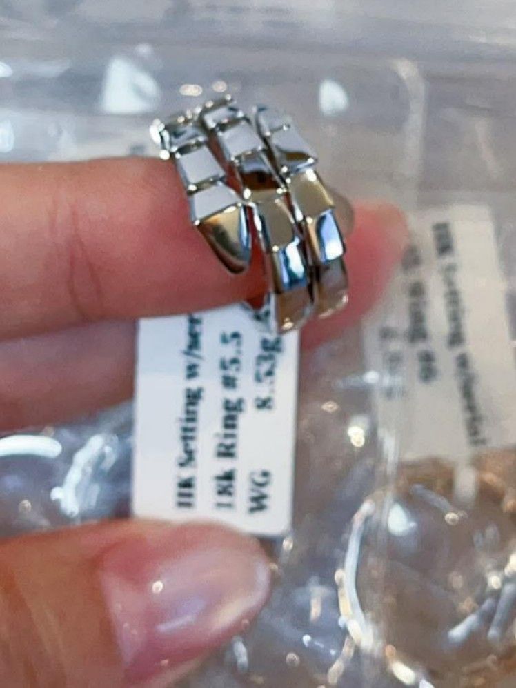 18k HongKong setting whitegold 2 laps serpenti ring (Category: Rings) located in Manila. Submitted by bhelgoldseller2ndaccount (Listing ID 1460669627, Image 1). Description: New!!✨New!!✨New!! 18k HongKong setting Gold 9500/g 💯pawnable/naisasanla 💯with high appraisal rate 💯good investment 💯Direct supplier price 👉OPEN for resellers 🌺please take time to evaluate their actual sizes and grams 👉Best panggift for all occasions ✅ Sold per grams no