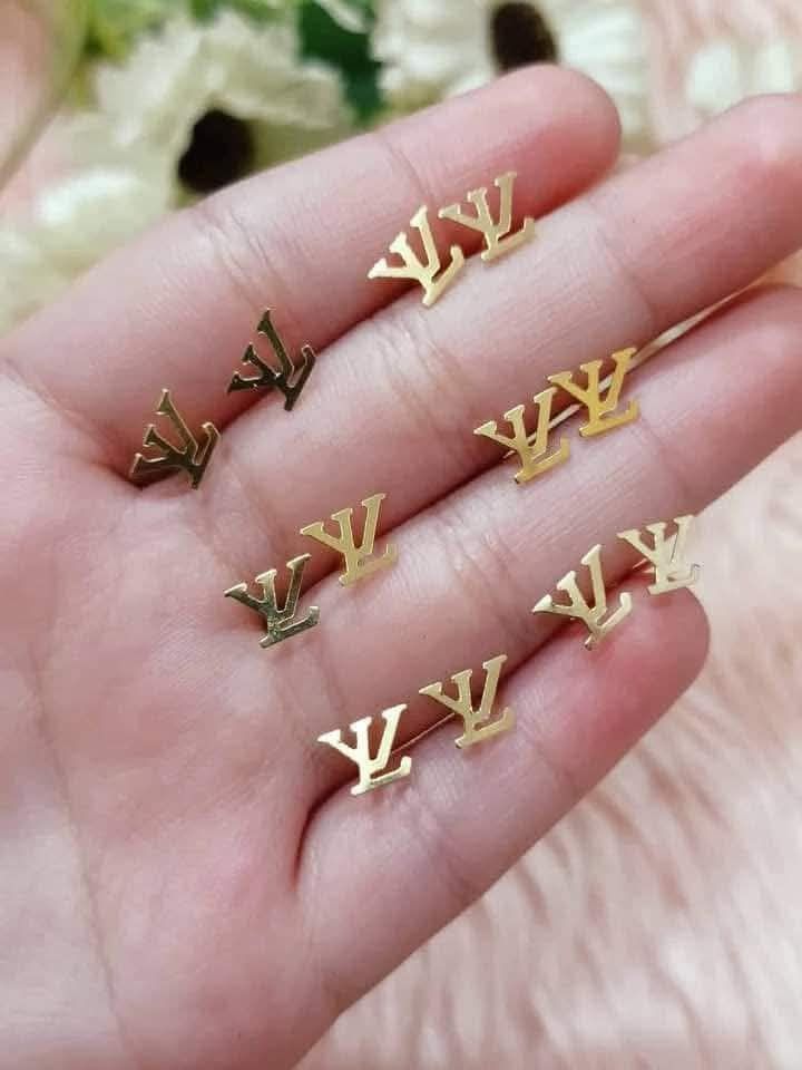 18K Saudi Gold LW Stud Earrings ( Solid) (Category: Earrings) located in Caloocan City. Submitted by cheskhaionlinestore2.0 (Listing ID 1460531656, Image 3). Description: 18K Pure Saudi Gold LW Stud Earrings (Solid) ₱3200 only 📌 🍒 Pawnable/ Nasasangla💯 🍒 Brandnew 💯 🍒 Ship via JNT/ LBC 🍒 Lalamove for same day delivery 🍒 We accept COD COP with downpayment to avoid cancellation of orders ⚡ How to Order? Please feel free to message us directl