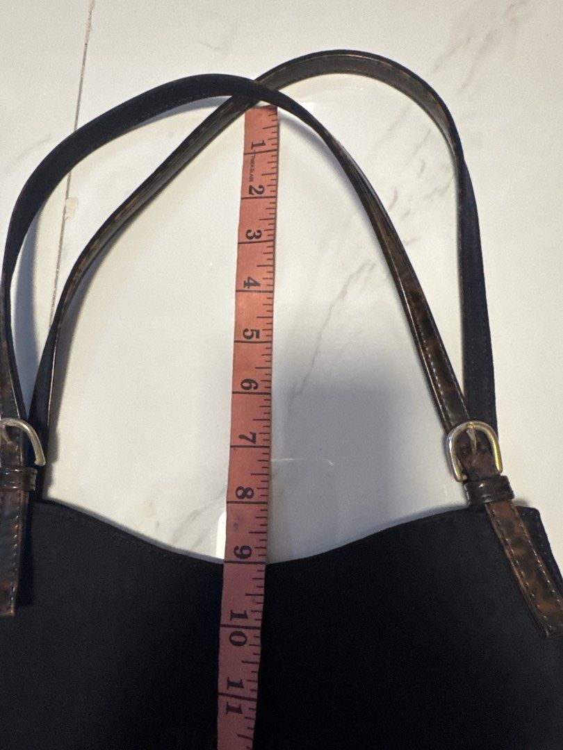 2027 Elle de Elle shoulder bag (Category: Shoulder Bags) located in Silang. Submitted by sari2bilina (Listing ID 1460673384, Image 2). Description: - Brand: Elle de Elle - Type: Shoulder Bag - Color: Black - Design: Classic silhouette with embossed Elle de Elle logo - Straps: Features textured detailing - Condition: Good, pre-loved.