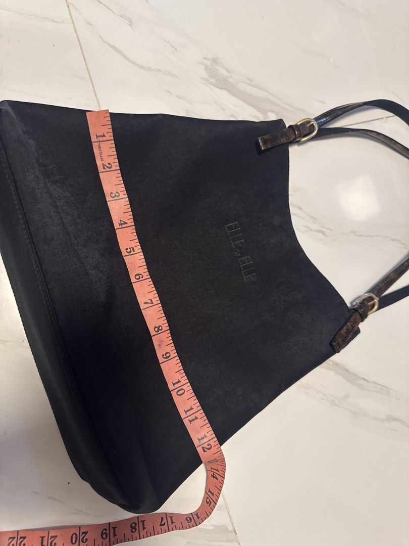 2027 Elle de Elle shoulder bag (Category: Shoulder Bags) located in Silang. Submitted by sari2bilina (Listing ID 1460673384, Image 3). Description: - Brand: Elle de Elle - Type: Shoulder Bag - Color: Black - Design: Classic silhouette with embossed Elle de Elle logo - Straps: Features textured detailing - Condition: Good, pre-loved.