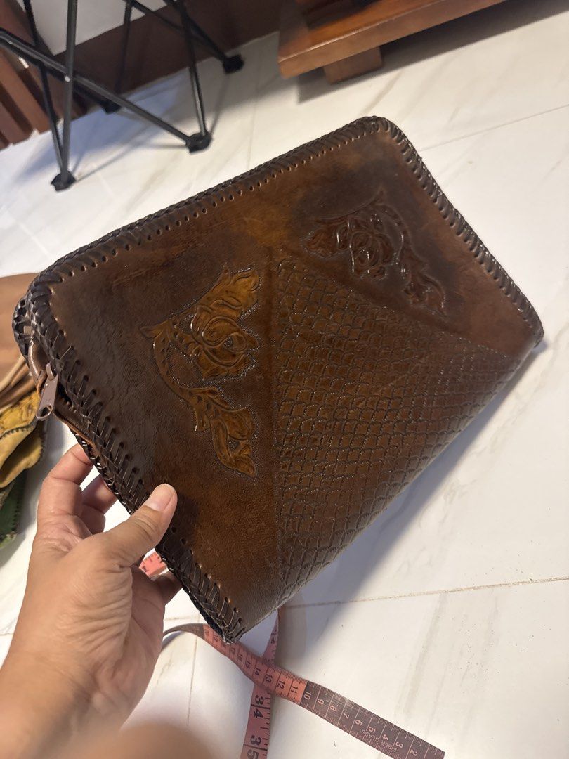 2027 Western leather laptop case document case (Category: Looking For) located in Silang. Submitted by sari2bilina (Listing ID 1460668516, Image 1). Description: needs cleaning sa loob.