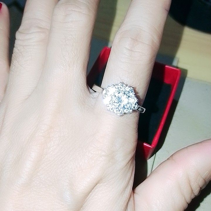 2ct round cut lab grown diamond cluster ring 14k whitegold (Category: Rings) located in Manila. Submitted by jewel808 (Listing ID 1460672809, Image 2). Description: 2ct round cut lab grown diamond cluster ring 14k whitegold size:10.