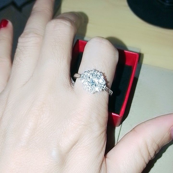 2ct round cut lab grown diamond cluster ring 14k whitegold (Category: Rings) located in Manila. Submitted by jewel808 (Listing ID 1460672809, Image 3). Description: 2ct round cut lab grown diamond cluster ring 14k whitegold size:10.