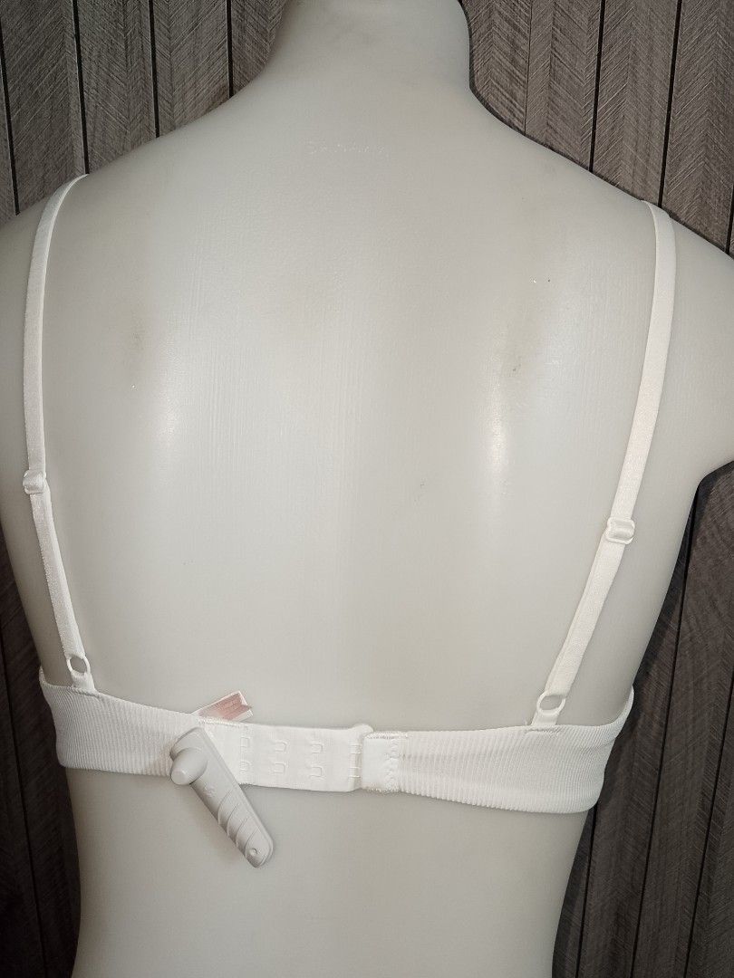 34b / 32c White Lace Push-Up Bra (Category: Undergarments & Loungewear) located in Manila. Submitted by truecrystal-1407 (Listing ID 1460655628, Image 3). Description: - Classic white bra with delicate lace on the cups. - Features a charming small bow at the center. - Adjustable straps for a customized fit. - Secure hook-and-eye closure at the back. - Comfortable ribbed band provides excellent support. - Ideal for everyday comfort and wear..