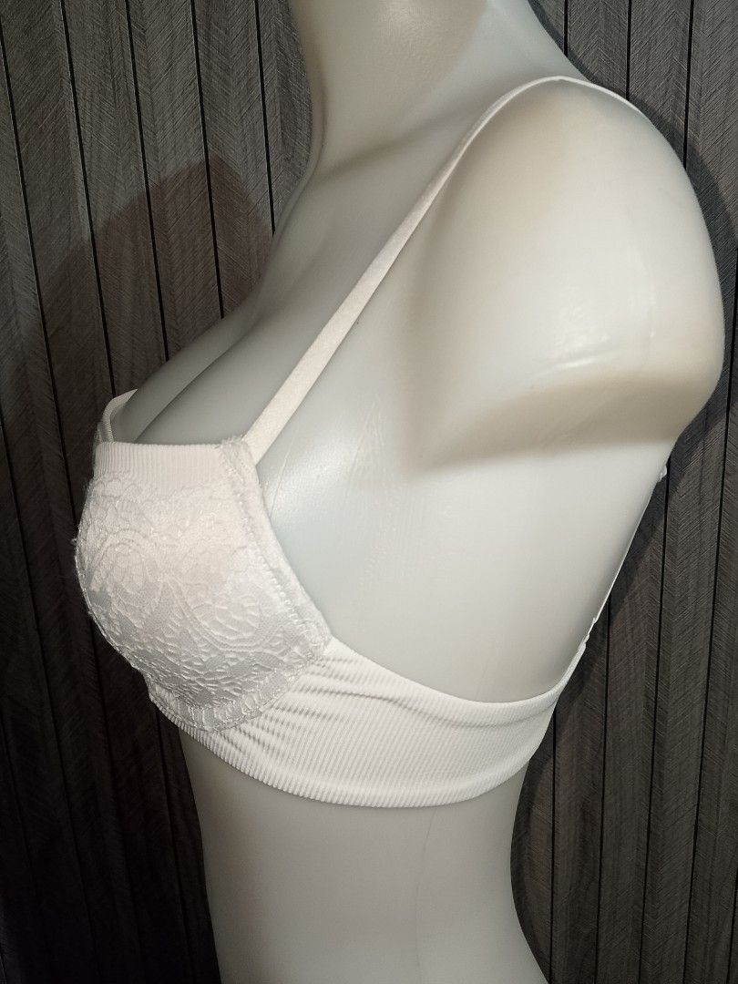 34b / 32c White Lace Push-Up Bra (Category: Undergarments & Loungewear) located in Manila. Submitted by truecrystal-1407 (Listing ID 1460655628, Image 2). Description: - Classic white bra with delicate lace on the cups. - Features a charming small bow at the center. - Adjustable straps for a customized fit. - Secure hook-and-eye closure at the back. - Comfortable ribbed band provides excellent support. - Ideal for everyday comfort and wear..