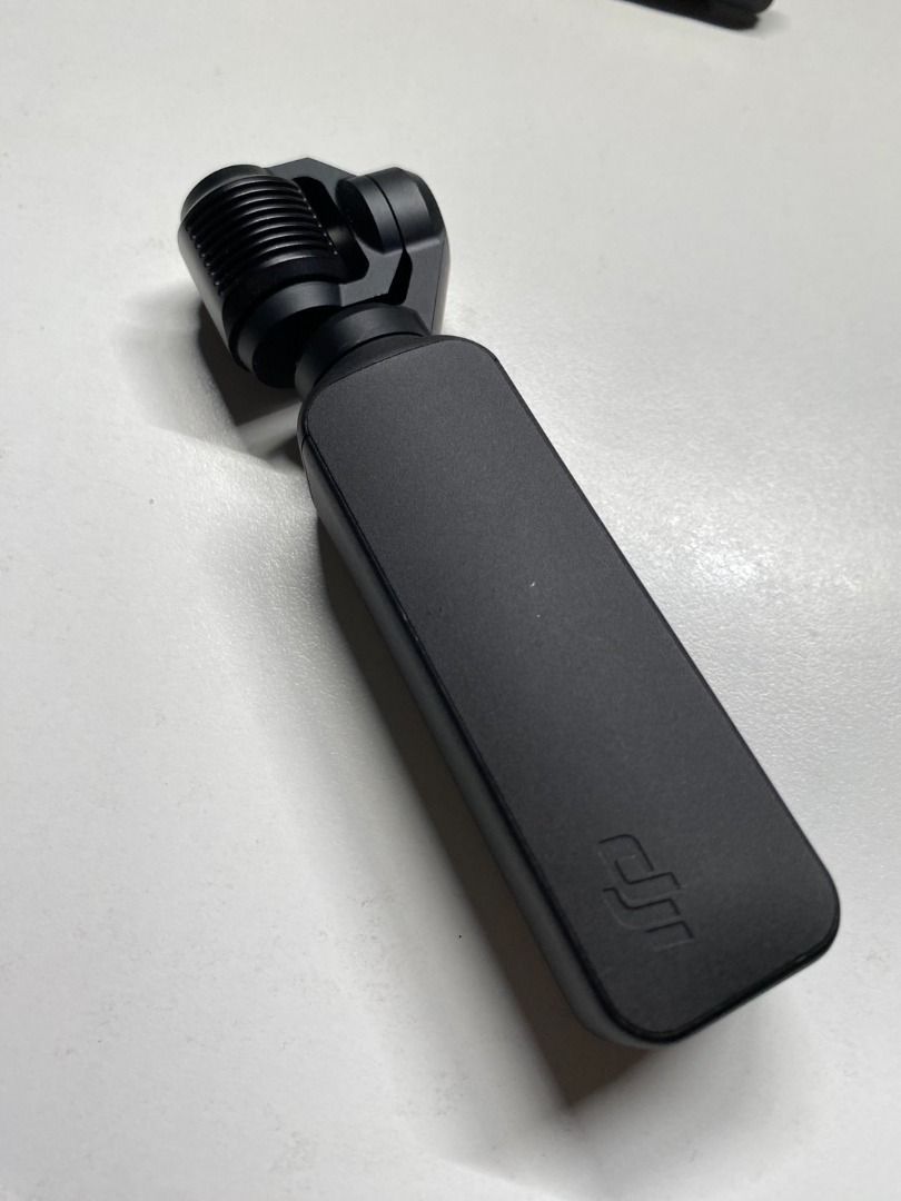 由 vincentwolfe (刊登 ID 1460690780，圖片 2) 提交，位於 新北市 (New Taipei) 的 大疆 DJI POCKET 1(一代) (類別：攝影機)，說明：【商品】大疆 DJI POCKET 1(一代) 【保固】）保固已過 【品相】外觀良好無碰撞。功能正常 【價格NT$ 】2999 【配件説明】 配件如圖(沒有拍到的就是沒有喔) (沒有記憶卡) 【交易方式】雙北捷運紅線為主 注意事項： ① 二手品面交現場點清及銀貨兩訖後沒有退貨服務 ② 不做保留，已能優先面交者為最優先 ③ 二手品非全新品，不適用7天鑑賞期，購買時雙方已經可能會有瑕疪或使用痕跡，外觀條件、個人觀感或是不影響操作問題，均無法退費退款。 ④我不跟任何外籍交易 ("I do not engage in any transactions with foreign nationals or companies, specifically excluding Thailand, Vietnam, 