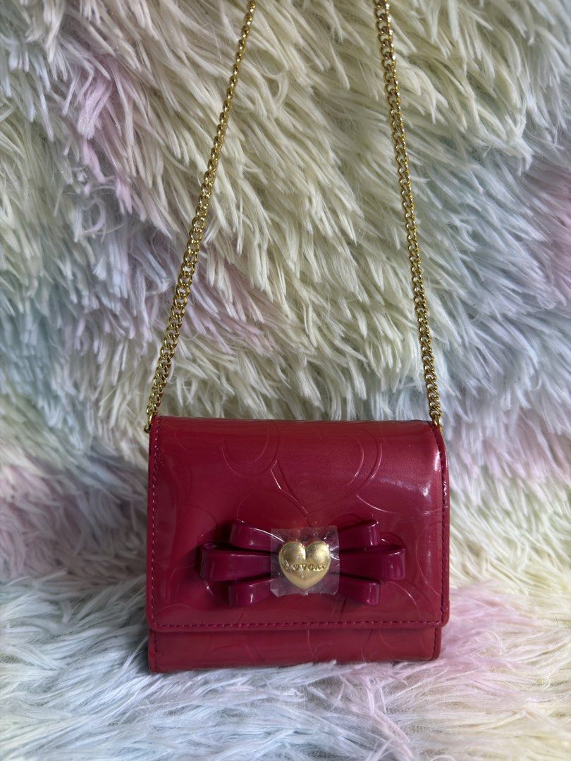 ✨ LOVCAT PARIS Patent Leather Wallet with Chain Strap (Category: Luxury Bags & Wallets) located in Rizal. Submitted by affordabagz (Listing ID 1460654916, Image 2). Description: 📌 DETAILS: • Brand: LOVCAT PARIS 🇫🇷 • Color: Vibrant Red / Fuchsia Glossy Patent Leather • Material: Patent leather with embossed heart-logo pattern • Design: Signature bow + gold heart emblem, detachable gold chain strap → wallet + crossbody pouch 2-in-1 • Interior: P