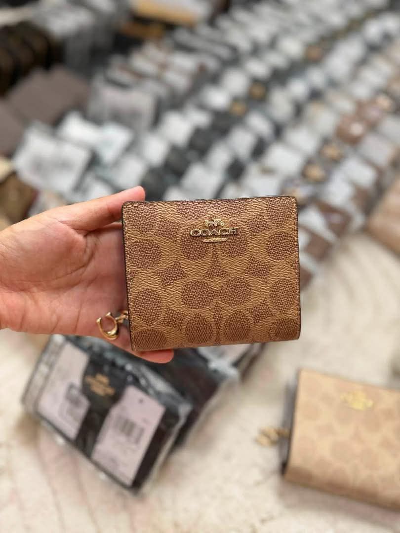 💯 ORIGINAL COACH WOMEN’S WALLET (Category: Wallets & Card holders) located in Manila. Submitted by luxebybern (Listing ID 1460669759, Image 2). Description: 💯 ORIGINAL COACH WALLET ⬇️ LOWER THAN MALL PRICE 💵 CASH PAYMENT ☑️ LAYAWAY / INSTALLMENT .