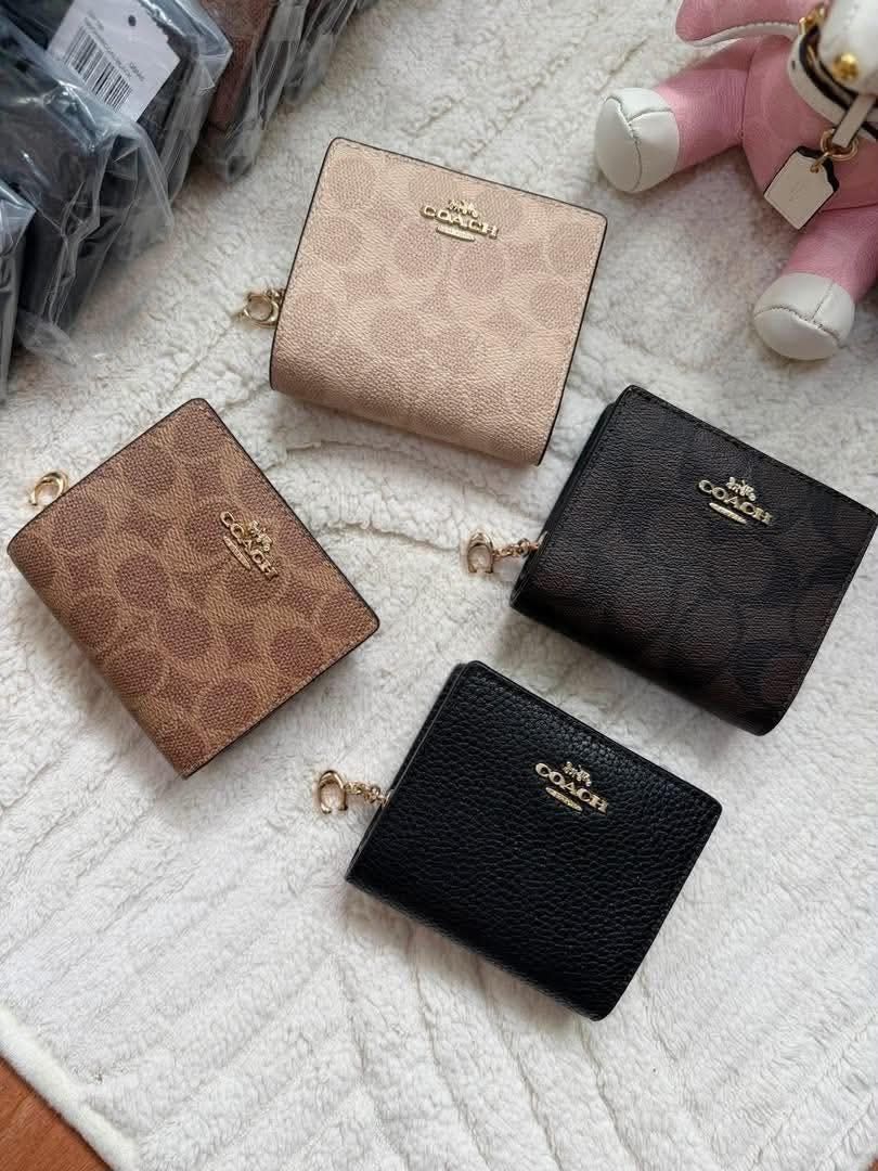 💯 ORIGINAL COACH WOMEN’S WALLET (Category: Wallets & Card holders) located in Manila. Submitted by luxebybern (Listing ID 1460669759, Image 1). Description: 💯 ORIGINAL COACH WALLET ⬇️ LOWER THAN MALL PRICE 💵 CASH PAYMENT ☑️ LAYAWAY / INSTALLMENT .