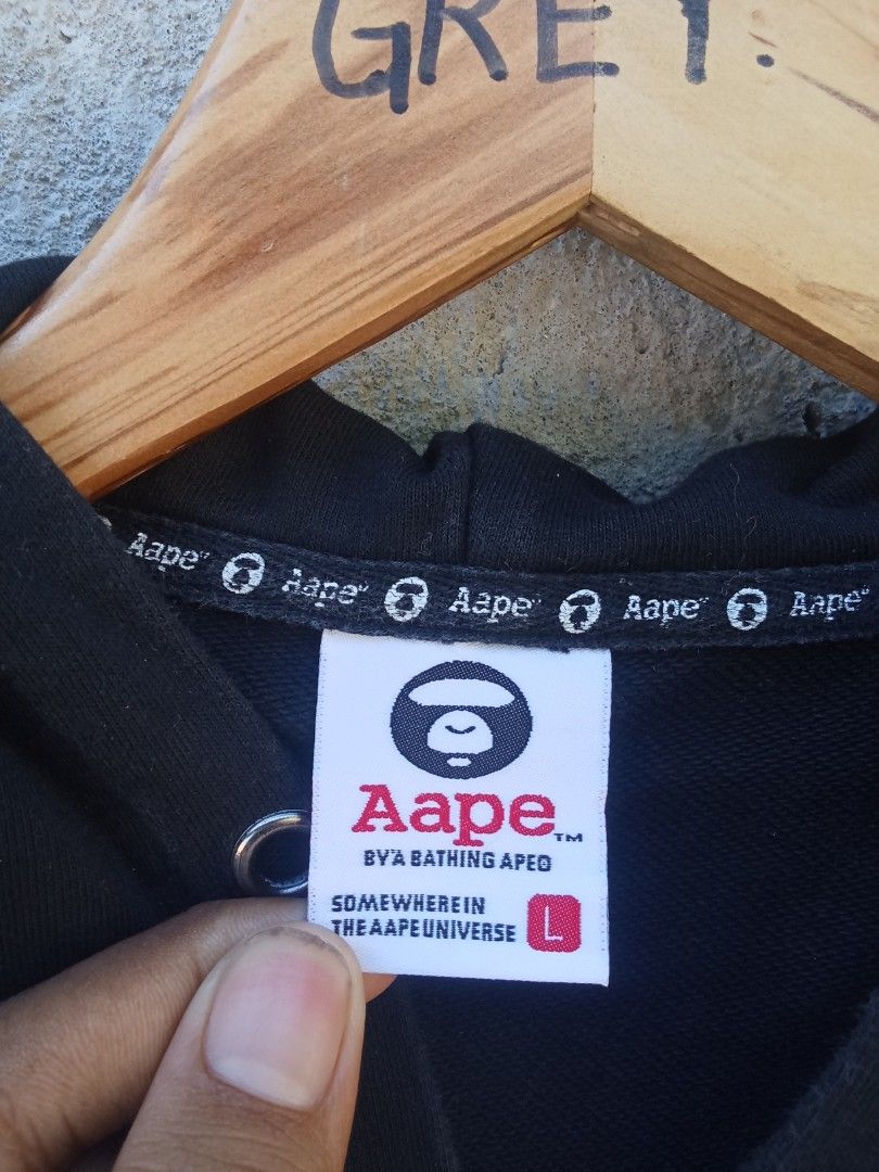 AAPE ZIP UP HOODIE JACKET (Category: Coats, Jackets and Outerwear) located in Bayombong. Submitted by ern__ygr15 (Listing ID 1460633216, Image 2). Description: very good condition issue may napalitan lang na ipin sa zipper working Naman W19×L25 color rate 10/10.