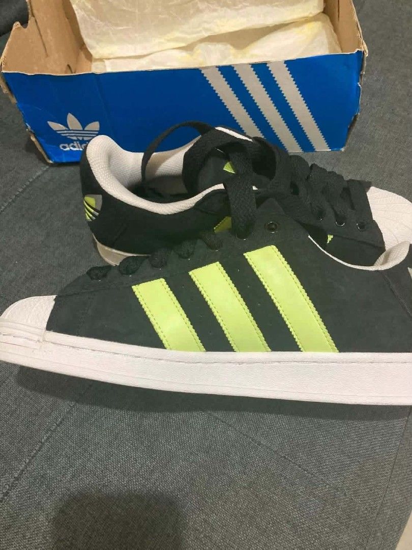 Adidas Superstar Athletic Shoe (Category: Casual Shoes) located in Marikina City. Submitted by charles_059 (Listing ID 1460713899, Image 3). Description: Adidas Superstar Athletic Shoe Color: Core Black / Pulse Lime / Cloud White Accent: Pulse Lime Size: 9 Never been used BRAND NEW DM for interested. Open for inspection and Pick up. Can do lalamove..