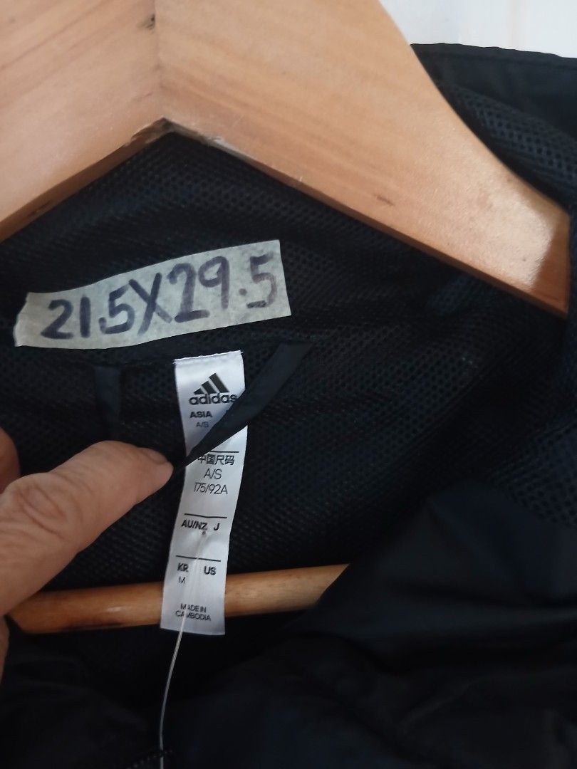Adidas Windbreaker Hoodie (Category: Coats, Jackets and Outerwear) located in Tarlac. Submitted by the.original.fit (Listing ID 1460562566, Image 2). Description: .