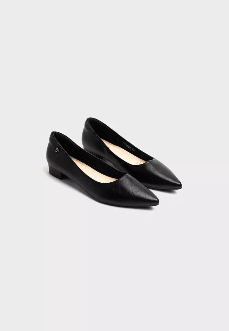 ALBERTO CushOn Gail Low Pumps – Black (Category: Heels) located in Rodriguez. Submitted by collectivebyj (Listing ID 1460515528, Image 1). Description: READ CAREFULLY! • Size: 38 / 10.62 inch (Iba po sizing ng Alberto) • Color: Black • Original price: ₱1,499 • Condition: Good condition • With original box • Has a slight damage/scratch on the tip and in medial side, but it is not very noticeable. Perfect for office wear, formal events, interviews,