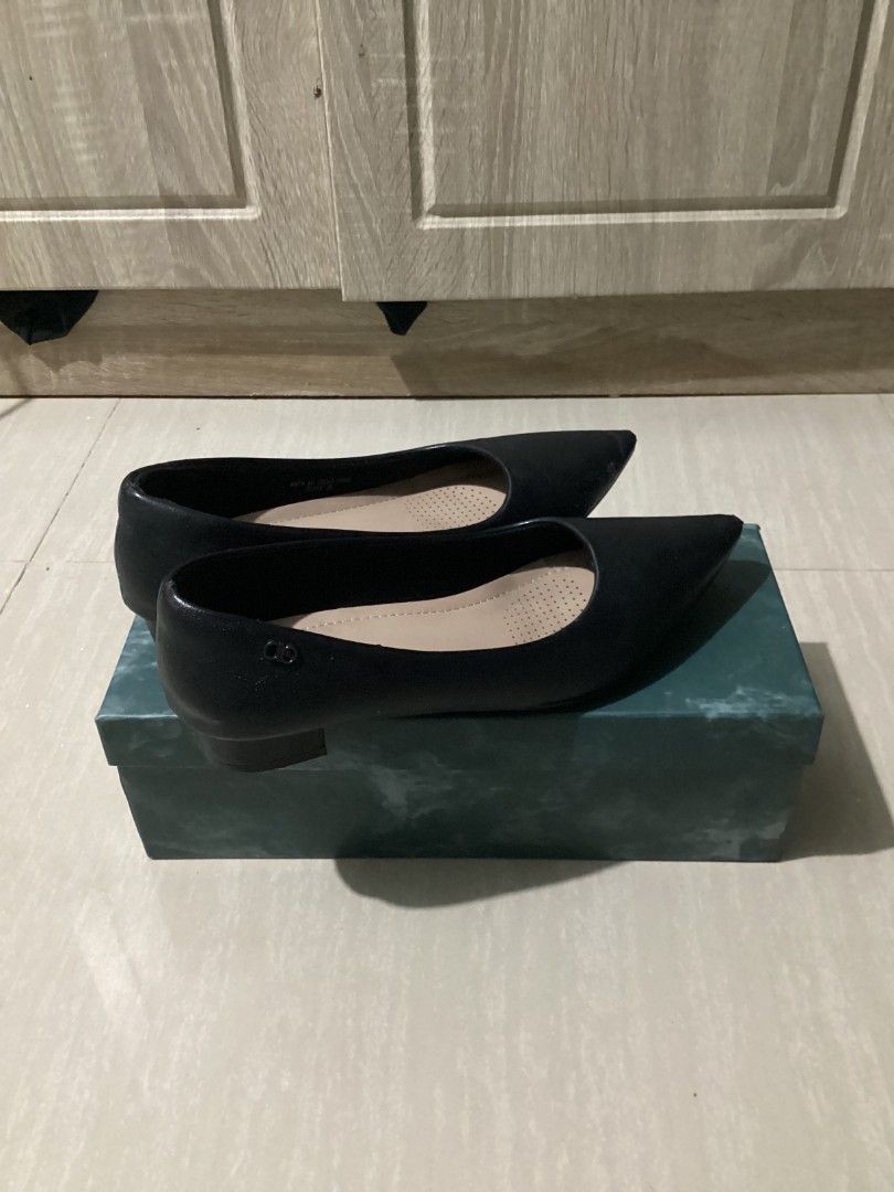 ALBERTO CushOn Gail Low Pumps – Black (Category: Heels) located in Rodriguez. Submitted by collectivebyj (Listing ID 1460515528, Image 2). Description: READ CAREFULLY! • Size: 38 / 10.62 inch (Iba po sizing ng Alberto) • Color: Black • Original price: ₱1,499 • Condition: Good condition • With original box • Has a slight damage/scratch on the tip and in medial side, but it is not very noticeable. Perfect for office wear, formal events, interviews,