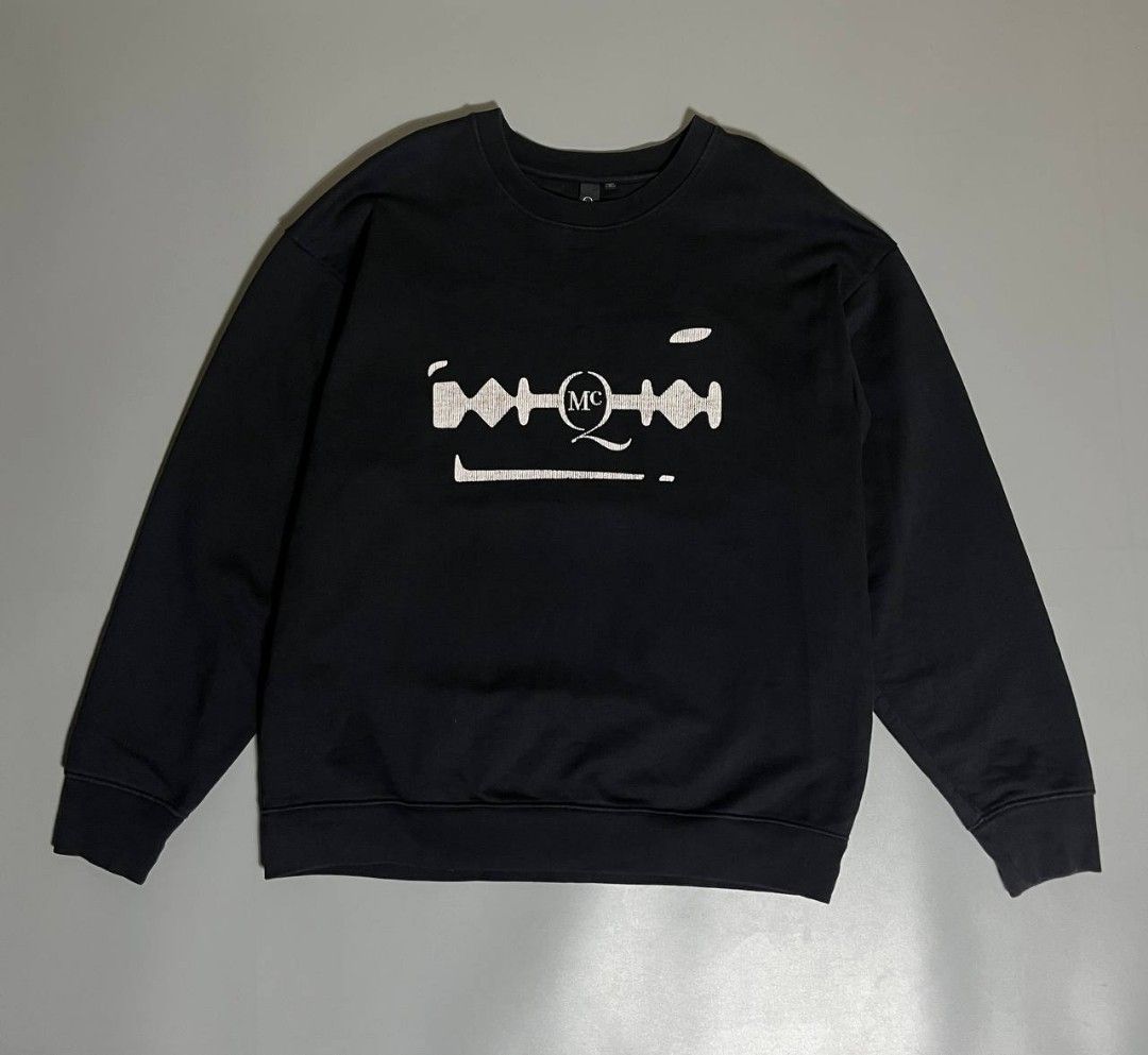 Alexander McQueen Razor Blade Print Black Sweatshirt (Category: Coats, Jackets and Outerwear) located in Lucena. Submitted by sth.archvl (Listing ID 1460577036, Image 1). Description: In great condition No issue Size Medium Measurements Armpit to armpit: 22 Length: 26.5 Sleeves: 24.
