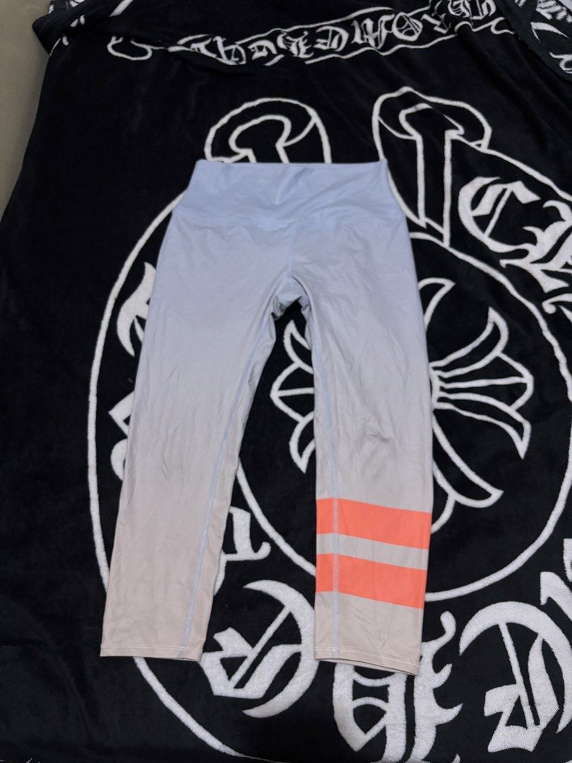 Alo (Category: Activewear) located in Taguig. Submitted by dcltrng. (Listing ID 1460690757, Image 2). Description: Alo yoga gradient Size medium Waist 26-32 Length 30 Can pass as brand new Authentic No issue.