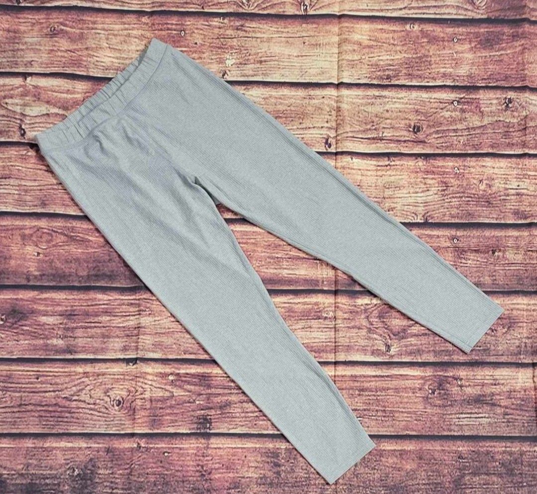 Alo Yoga Blissful Legging (Category: Activewear) located in La Trinidad. Submitted by outfitt (Listing ID 1460564176, Image 2). Description: size large HIGH RISE ribbed fabric comfortable,flattering fit 7/8 length ❌️ NO to LOW ballers.PLEASE.