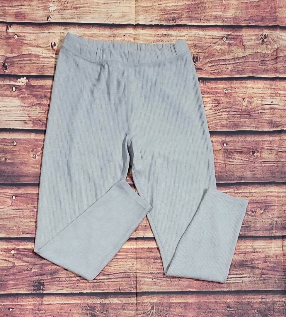 Alo Yoga Blissful Legging (Category: Activewear) located in La Trinidad. Submitted by outfitt (Listing ID 1460564176, Image 3). Description: size large HIGH RISE ribbed fabric comfortable,flattering fit 7/8 length ❌️ NO to LOW ballers.PLEASE.