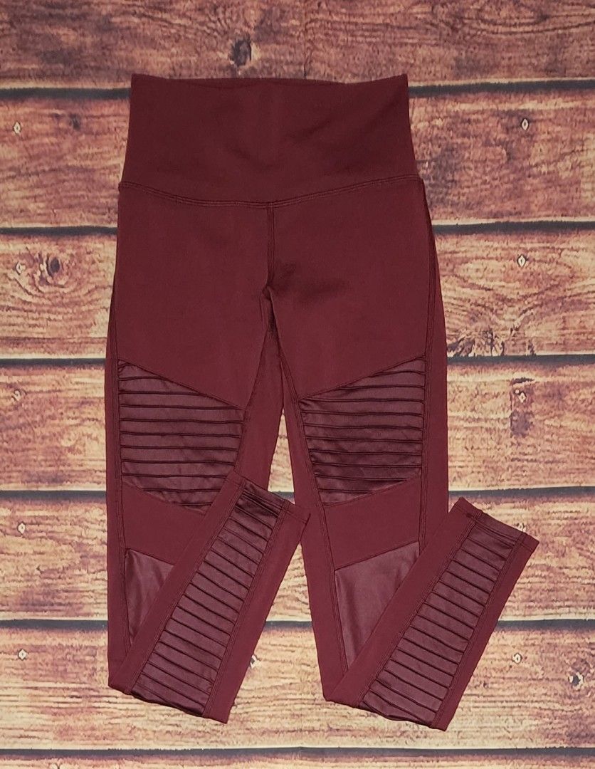 Alo Yoga Moto Legging (Category: Activewear) located in La Trinidad. Submitted by outfitt (Listing ID 1460570195, Image 3). Description: size small -Hi Rise -quilted stitching -sculpting, contouring fit ❌️ NO to LOW ballers.PLEASE.