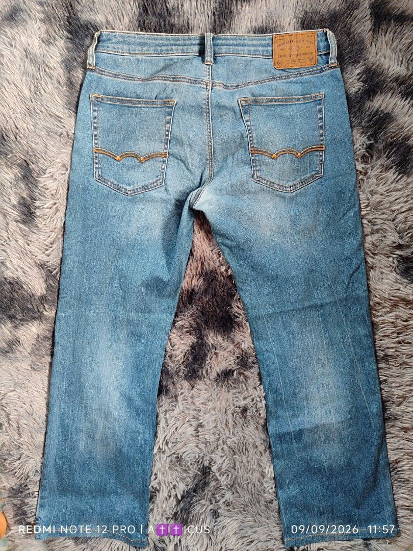 America Eagle (Category: Jeans) located in Mangaldan. Submitted by lostthread (Listing ID 1460558759, Image 2). Description: American Eagle - 32 x 30 Issue: Altered, medyo manipis na sa crotch area since flexfit ang pantalon pero hinde naman mashado halata. Faded DM sa dimes.
