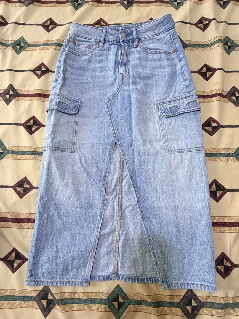 American Eagle Blue Denim Maxi Skirt with Pockets (Category: Skirts) located in Pasig City. Submitted by anne.anne19 (Listing ID 1459991270, Image 1). Description: - Brand: American Eagle - Style: Blue denim maxi skirt - Length: Long (approx. 38 inches) - Features: Front slit for easy movement, multiple pockets including a cargo pocket - Look: Classic denim, great for casual outfits - waistline 27 inches.