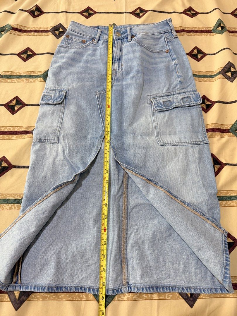 American Eagle Blue Denim Maxi Skirt with Pockets (Category: Skirts) located in Pasig City. Submitted by anne.anne19 (Listing ID 1459991270, Image 3). Description: - Brand: American Eagle - Style: Blue denim maxi skirt - Length: Long (approx. 38 inches) - Features: Front slit for easy movement, multiple pockets including a cargo pocket - Look: Classic denim, great for casual outfits - waistline 27 inches.