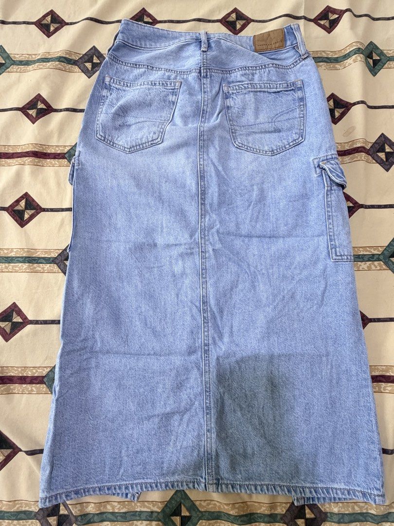 American Eagle Blue Denim Maxi Skirt with Pockets (Category: Skirts) located in Pasig City. Submitted by anne.anne19 (Listing ID 1459991270, Image 2). Description: - Brand: American Eagle - Style: Blue denim maxi skirt - Length: Long (approx. 38 inches) - Features: Front slit for easy movement, multiple pockets including a cargo pocket - Look: Classic denim, great for casual outfits - waistline 27 inches.