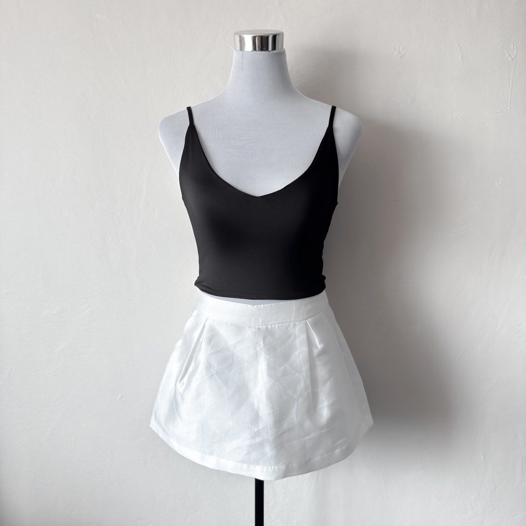 Amisu Seamless Crop Cami (Category: Others Tops) located in Antipolo. Submitted by rosywardrobe (Listing ID 1460679774, Image 1). Description: 🎀 MAKE READING A HABIT 🎀 • No order form, no reservation! • Strictly 1 day reservation • Payment first before order processing • No return, No exchange • Don’t make an offer if you’re not 100% sure • No shipping every weekends — PAYMENT CHANNELS — • GCash • Gotyme • Maya • BDO • BPI • Unionbank — DELIVER