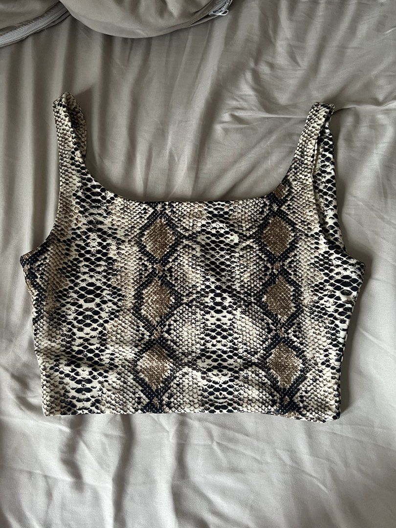 animal printed tank top (Category: Others Tops) located in Quezon City. Submitted by luckysellsxoxo (Listing ID 1460591842, Image 2). Description: - size M but fits XS-semi M.