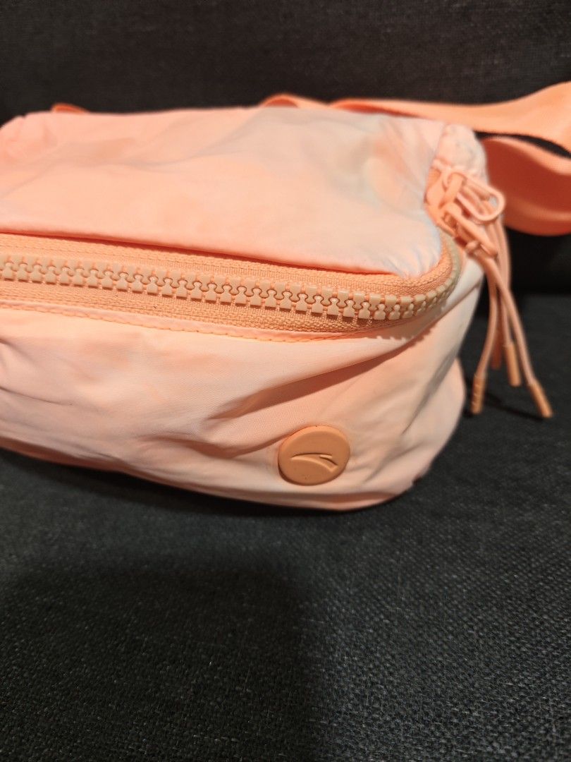 Anta mini sling/body bag (Category: Cross-body Bags) located in Pili. Submitted by zaneombao03491 (Listing ID 1460644267, Image 2). Description: .