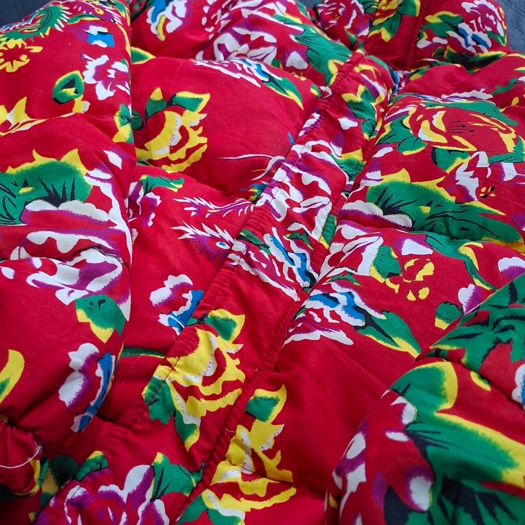 AOP Red Chinese Printed Puffer Jacket (Category: Coats, Jackets and Outerwear) located in Santa Maria. Submitted by xejdm.finds (Listing ID 1460512677, Image 3). Description: Width 25 Lenght 27.
